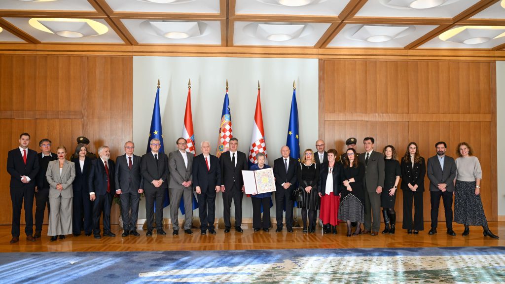 Povelja Republike Hrvatske Centru Miko Tripalo za promicanje demokracije i ljudskih prava